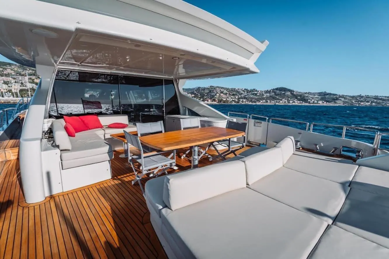 Nami - Luxury Yacht Hotel Helsinki Botel
